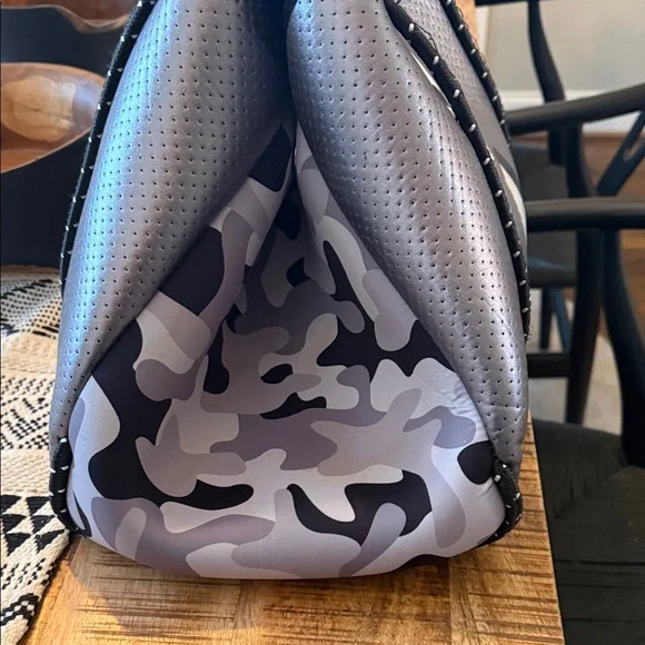 Haute Shore skull tote - Picture 4 of 9